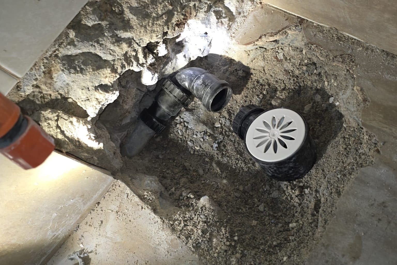 לחץ מים נמוך בדירה בחיפה: למה זה קורה ומתי צריך אינסטלטור