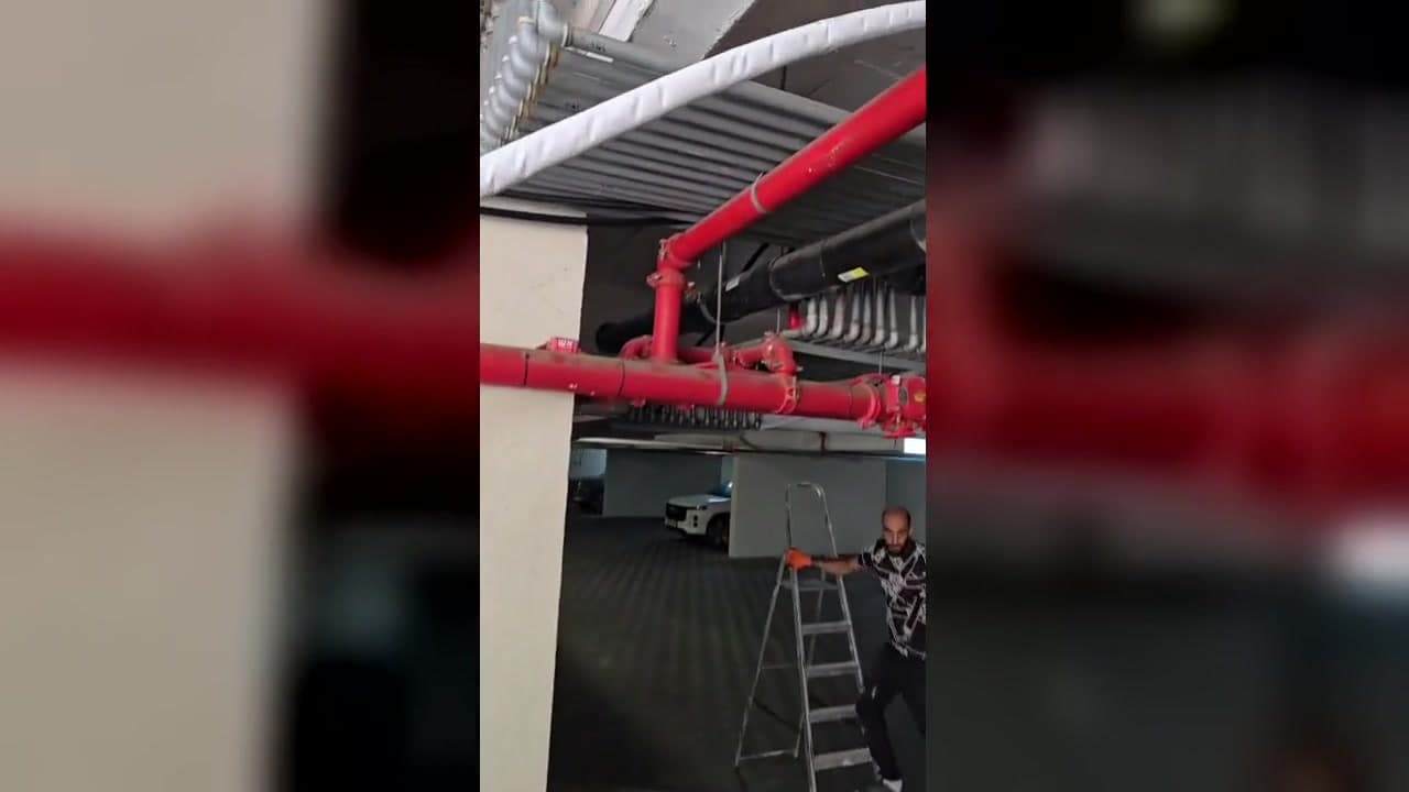 החלפת קו מים ראשי בבניין בחיפה — מברזל לפלסטיק, 30 מטר בתקרת החניון (וידאו מהשטח)
