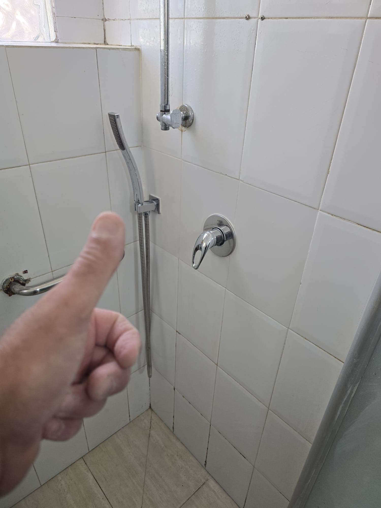 החלפת ברז אינטרפוץ 3 דרך — איך זה נראה בשטח (וידאו) ולמה צריך מעקפים לצנרת ישנה