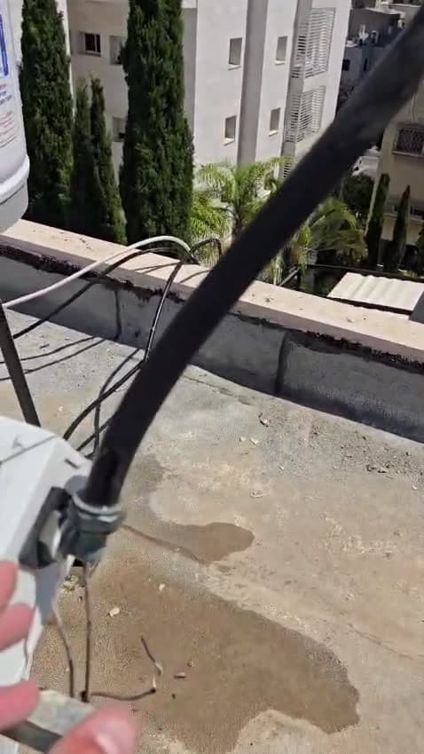 תיקון נזילה בדוד שמש בחיפה — צינור פלסטיק שהתפוצץ בחום, החלפה לנחושת (וידאו מהשטח)