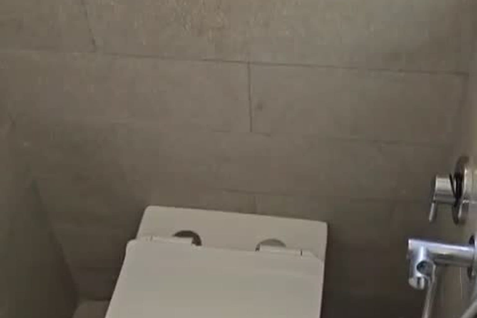 החלפת אסלה תלויה שבורה בחיפה — התקנה עם ברגים נסתרים (תיעוד מהשטח)