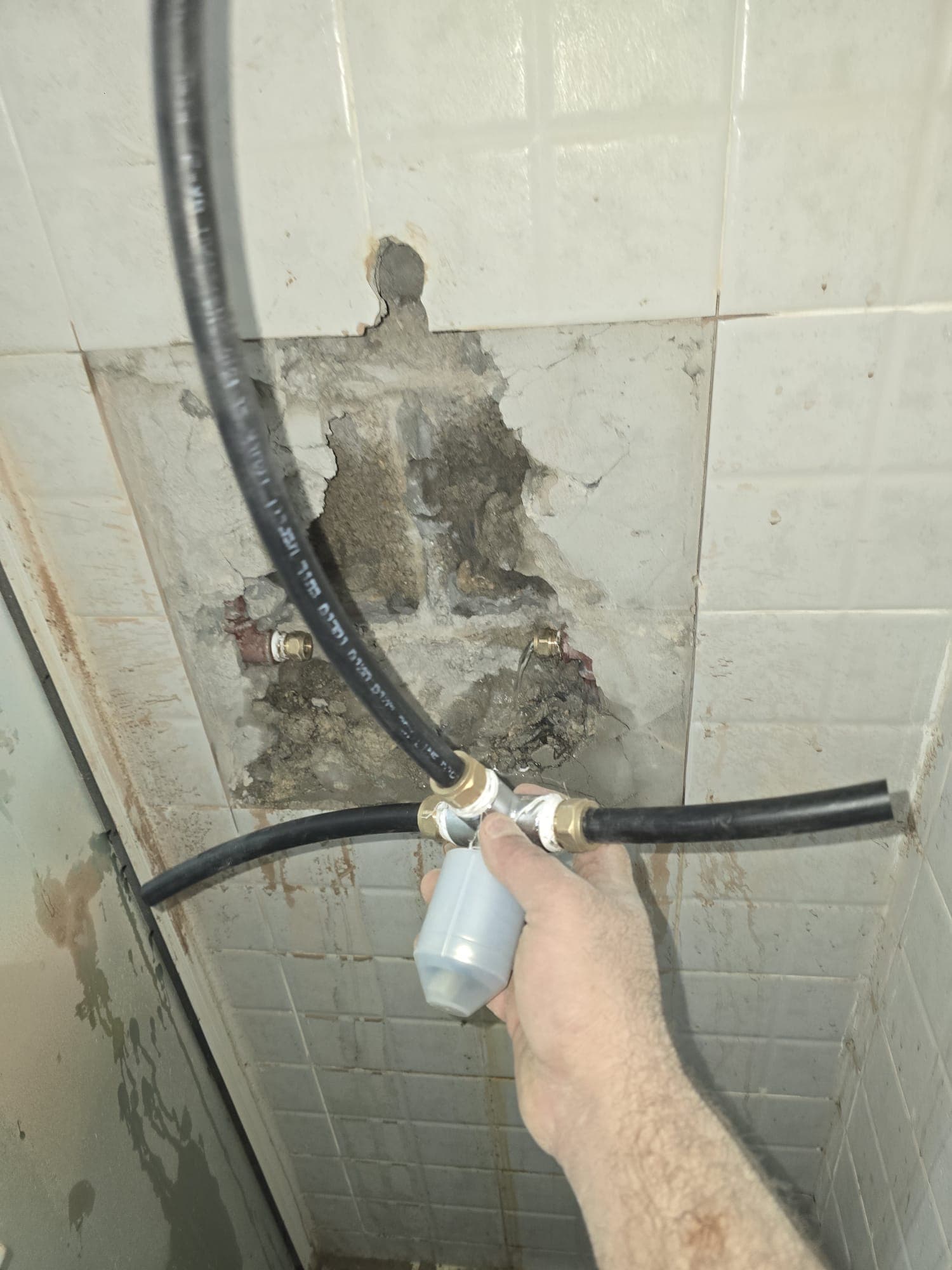 התקנת כלים סניטריים — נשר